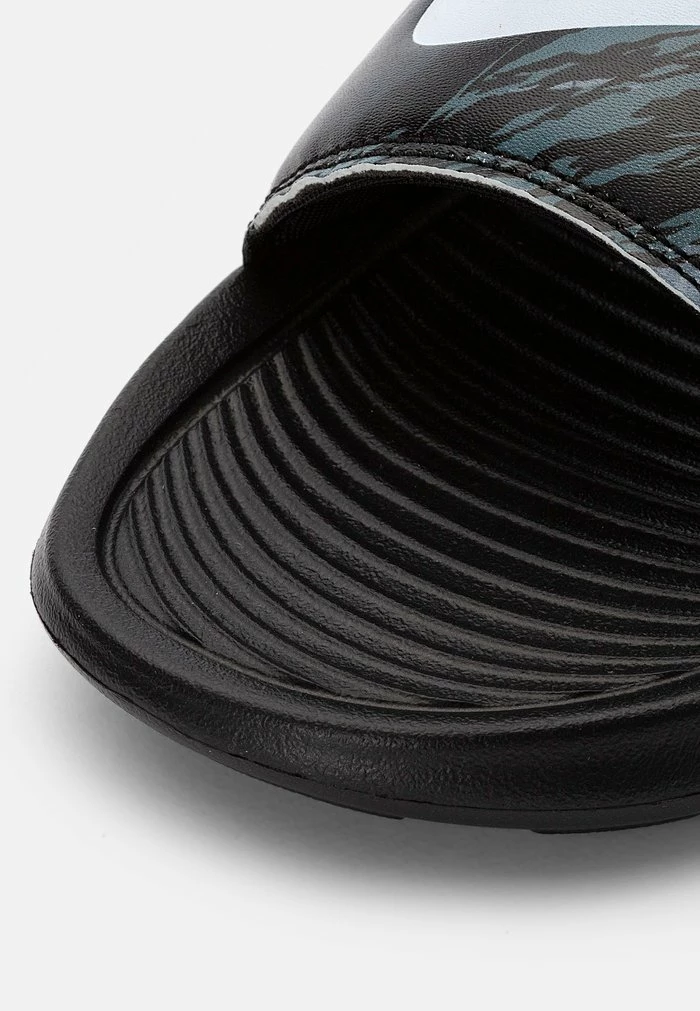 Nike Sportswear VICTORI ONE SLIDE PRINT - Mules - Black/pure Platinum/off Noir Smoke Grey|iron Grey - Image 6