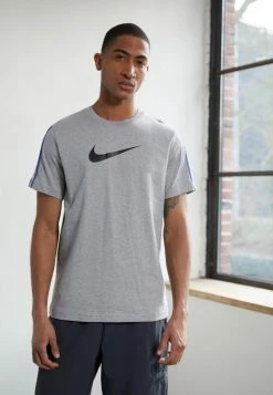 Nike Sportswear M NSW REPEAT SS - Print T-shirt - Grey Heather/midnight Navy/mystic Navy/black