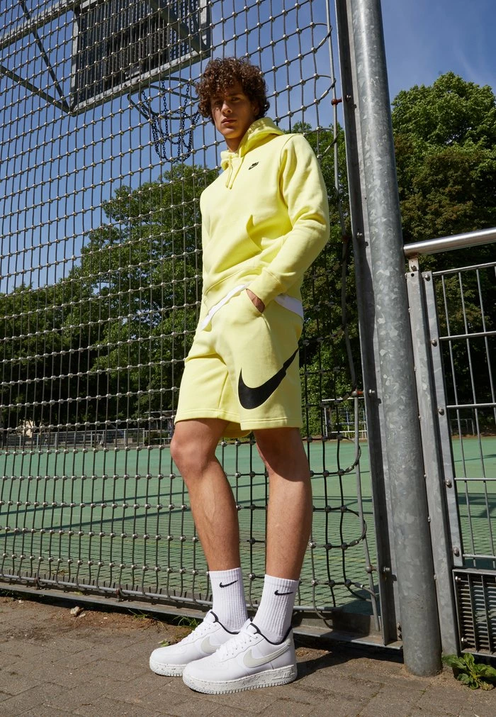 Nike Sportswear CLUB - Shorts - Zitron