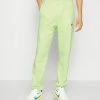 Nike Sportswear CLUB PANT - Tracksuit Bottoms - Liquid Lime