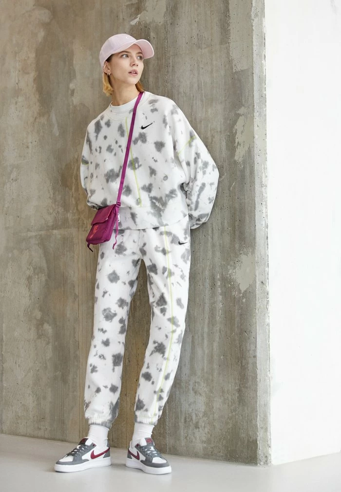 Nike Sportswear TIE DYE CREW - Sweatshirt - Flat Pewter/atomic Green/black