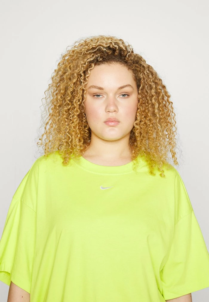 Nike Sportswear PLUS - Basic T-shirt - Atomic Green/(white) - Image 4