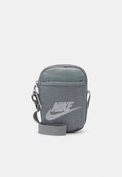 Nike Sportswear HERITAGE UNISEX - Across Body Bag - Particle Grey/white
