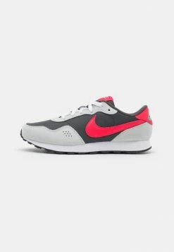 Nike Sportswear MD VALIANT UNISEX - Trainers - Medium Ash/siren Red/light Silver/black