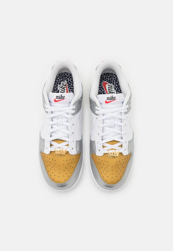 Nike Sportswear DUNK SE ARLM 2 - Trainers - Gold/white/silver/university Red - Image 7