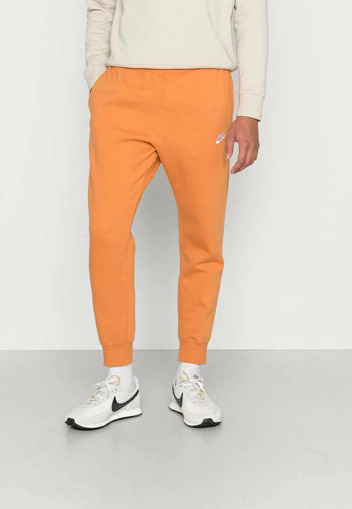Nike Sportswear CLUB - Tracksuit Bottoms - Hot Curry/white