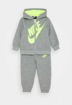 Nike Sportswear SUEDED FUTURA JOGGER SET - Tracksuit - Dark Grey Heather