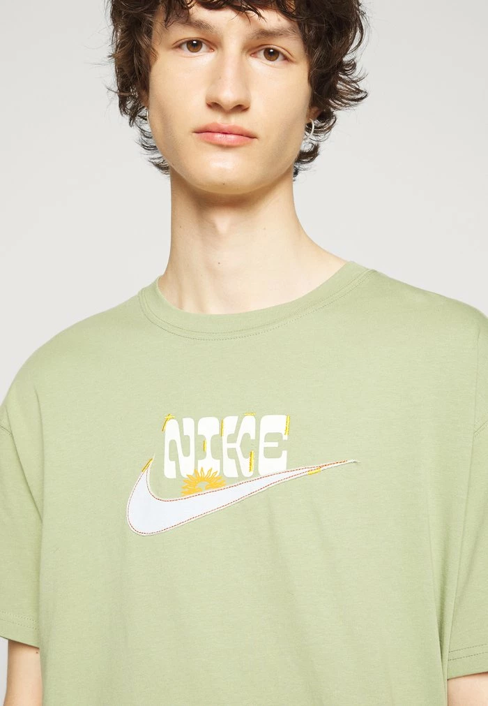 Nike Sportswear TEE SOLE - Print T-shirt - Oil Green - Image 8