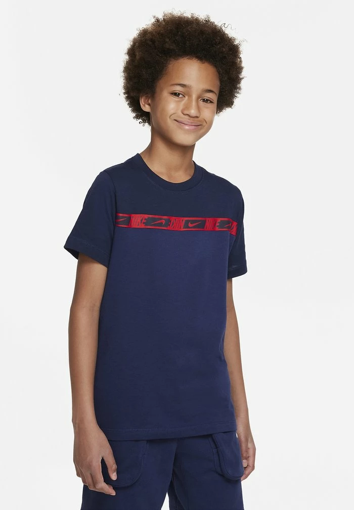 Nike Sportswear REPEAT TEE UNISEX - Print T-shirt - Midnight Navy/obsidian/(university Red) - Image 2