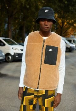 Nike Sportswear CLUB WINTER VEST - Waistcoat - Dark Driftwood/black