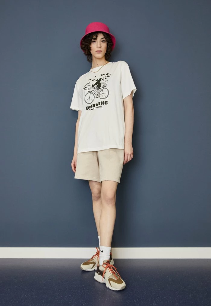 Nike Sportswear TEE EARTH DAY - Print T-shirt - Sail
