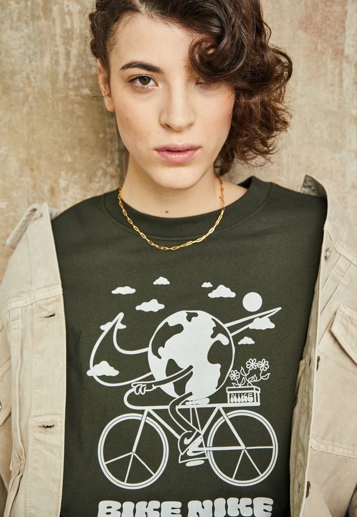Nike Sportswear TEE EARTH DAY - Print T-shirt - Sequoia - Image 4